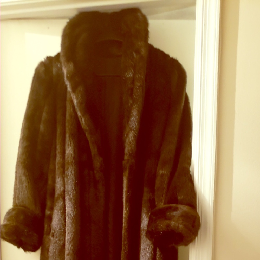 FAUX FUR 💯  MINT